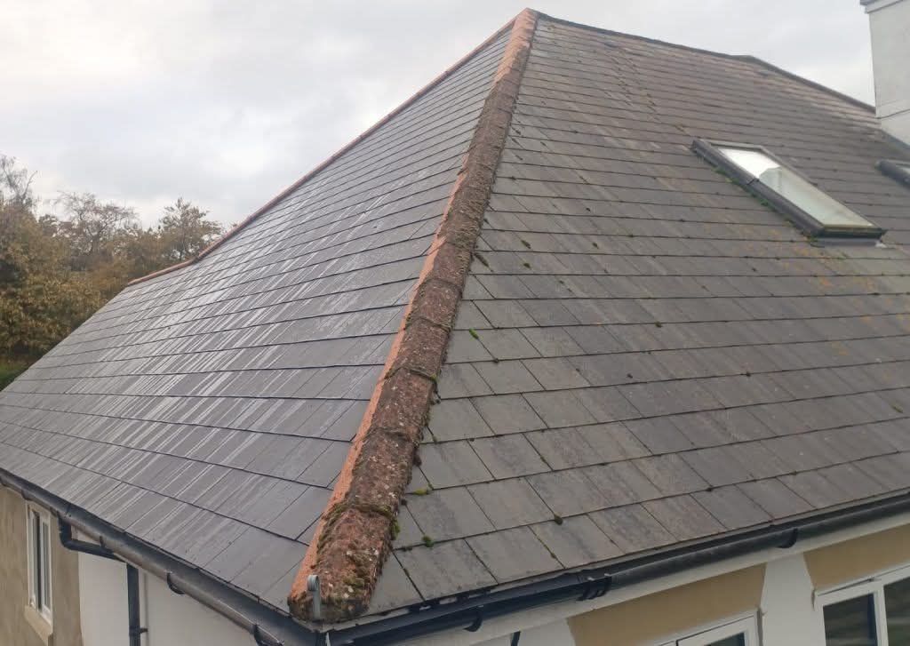 Large tiled hip roof completed by Green-Ridge Roofing in Bedfordshire